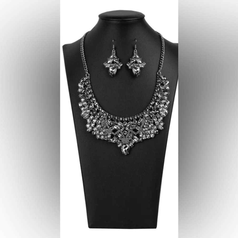 ❣️Hematite rhinestones “The Tina” 2020 Zi collection necklace❣️*